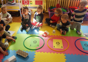 zabawa ekologiczna - dzieci segregują śmieci